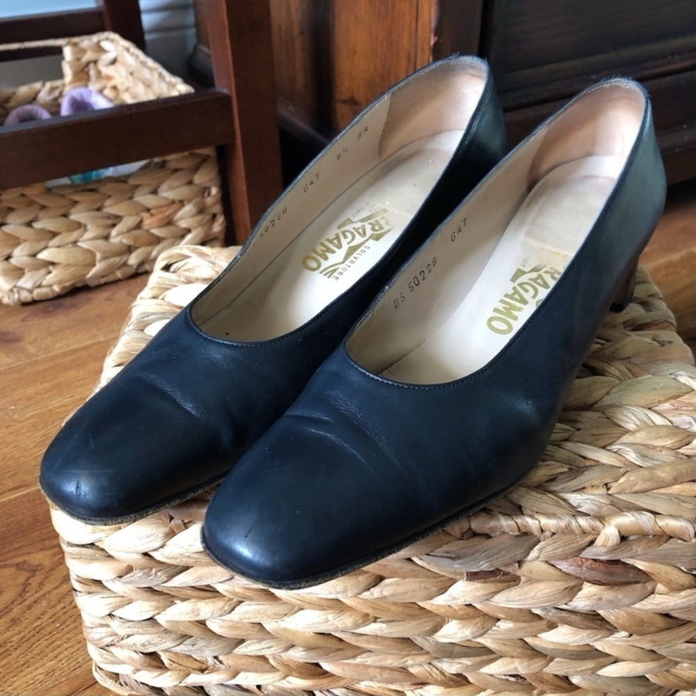 Vintage Salvatore Ferragamo Black leather dress heel shoes in size 8.5